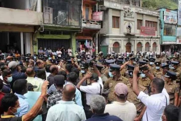 නාවලපිටිය රත් වෙයි.! පොලීසිය හා විරෝධතාකරුවන් ගැටේ..නවතම දර්ශන මෙන්න...(VIDEO)