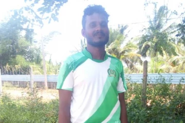 வெளிநாட்டவரை நெகிழ்ச்சியடைய வைத்த இளைஞனின் செயல்(Photo)