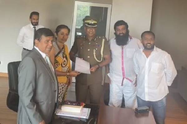 சிறை  அதிகாரிகளிடம் ரஞ்சனின் விடுதலைக்கான ஆவணங்கள்  கையளிப்பு | Documents For Ranjan S Release Jail Authorities