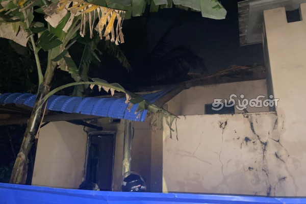 யாழில் குப்பைக்கு வைத்த தீயால் நிகழ்ந்த விபரீதம் | Jaffna Garbage Dump Spread To A House Fire