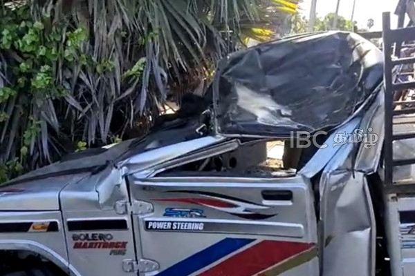 யாழில் பாரிய விபத்து - முன்னிருந்த இருவர் படுகாயம் (படங்கள்) | Accident Police Investigating Srilanka Jaffna