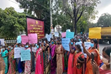 யாழ்.மாவட்ட செயலகம் முன்பாக கவனயீர்ப்பு போராட்டத்தில் ஈடுப்பட்ட முன்பள்ளி ஆசிரியர்கள்!