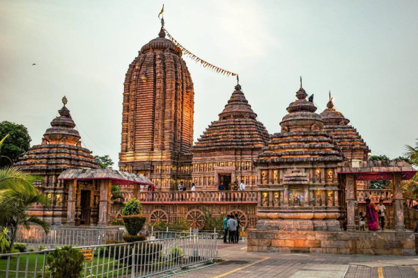 கோவில்களில் குவியும் கோடிகள் - இந்தியாவில் அதிக சொத்து வைத்துள்ள கோவில்கள் | Top 10 India Richest Temples And Networth