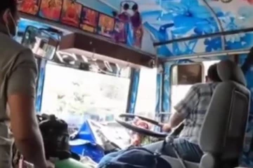 காரை ஓட்டிச் சென்ற பெண்ணுக்கு ஆபாசமான கை சமிக்ஞை காட்டிய தனியார் பஸ் சாரதி!