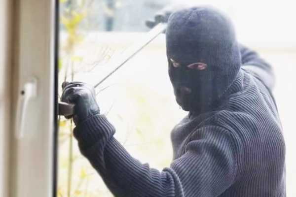 வீட்டினுள் புகுந்து நீதவானை தாக்கிய கொள்ளையர்கள் - ஐபிசி தமிழ்