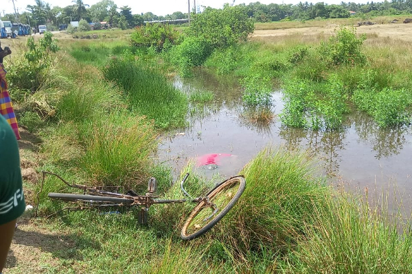 நீரோடையிலிருந்து ஆண் ஒருவரின் சடலம் மீட்பு (Photos) | Recovery Of The Body Of A Man From The Stream