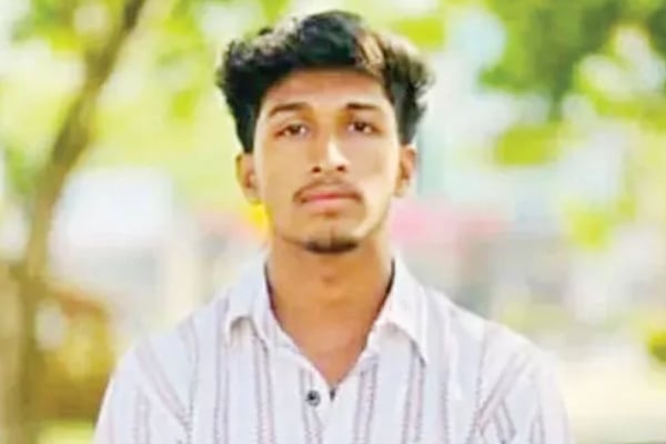 மோட்டார் சைக்கிள் ஓட்டிச் சென்ற பாடசாலை மாணவனுக்கு நேர்ந்த கதி | Schoool Boys Dies In A Accident