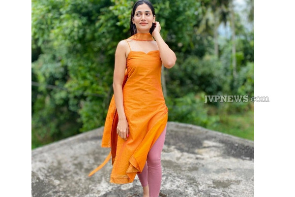 இலங்கை பெண் லாஸ்லியாவா இது? என்ன ஆச்சு... புகைப்படத்தை பார்த்து ஷாக்கான ரசிகர்கள் | Sri Lankan Actress Losliya Photoshoot Fans Shock