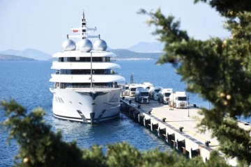 ரஷ்ய செல்வந்தரின் சொகுசு படகு சிறைபிடிப்பு  (Photo)