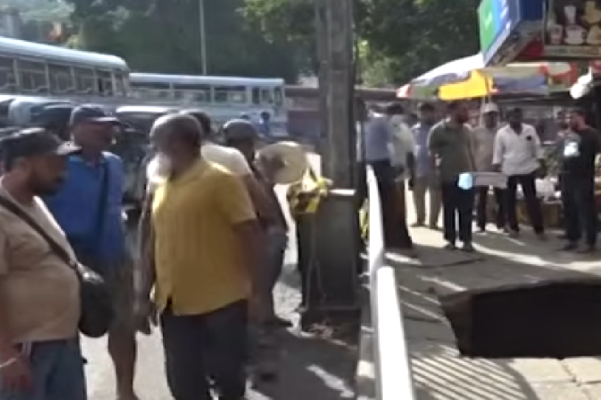 நடைபாதையில் அசம்பாவிதம்; நால்வருக்கு நேர்ந்த கதி | Four Injured After Kandy Walkway Collapses நடைபாதையில் அசம்பாவிதம்; நால்வருக்கு நேர்ந்த கதி | Four Injured After Kandy Walkway Collapses