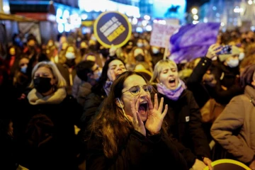 பெண்களுக்கு எதிரான வன்முறை; ஸ்பெயினில் வீதிகளில் இறங்கி பேரணி!