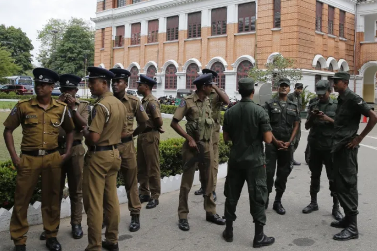 களுத்துறையில் பாரியளவிலான சட்டவிரோத மதுபான உற்பத்தி மையம் முற்றுகை | Illegal Liquor Production Center Busted Kalutara களுத்துறையில் பாரியளவிலான சட்டவிரோத மதுபான உற்பத்தி மையம் முற்றுகை | Illegal Liquor Production Center Busted Kalutara