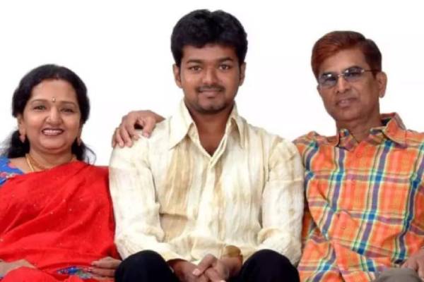 நடிகர் விஜய் பெற்றோர்களுடன் எடுத்துக் கொண்ட இந்த புகைப்படத்தை பார்த்துள்ளீர்களா? | Actor Vijay Throwback Pics With Parents