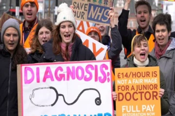 பிரித்தானியாவில் வேலை நிறுத்தத்தில் ஈடுபட்ட பயிற்சி மருத்துவர்கள்!