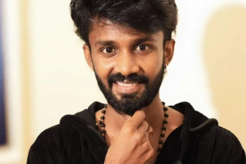 விஜய் டிவி தீனாவின் மனைவியை பார்த்திருக்கிறீர்களா? அவர் இந்த வேலை தான் செய்கிறாரா