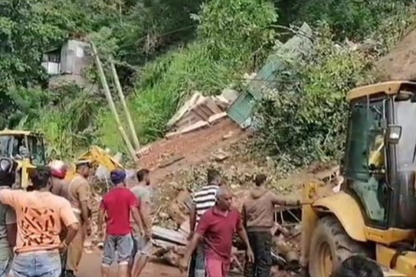 கடுகன்னாவில் நடந்த பாரியமண்சரிவு - வெளியான சிசிடிவி காணொளி.. | Pahala Kadukannawa Landslide Cctv Footage Released