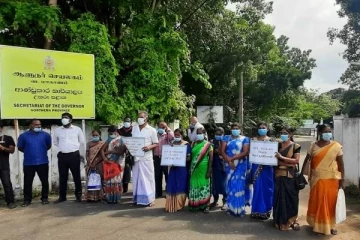 வடமாகாணஆளுநர் செயலகம் முன்பாக பொதுமக்கள்  போராட்டம்