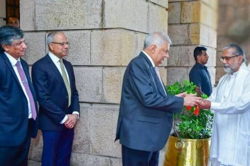 புத்தாண்டுக்கான சுபவேளை குறிப்பு பத்திரம் ரணிலிடம் கையளிப்பு!