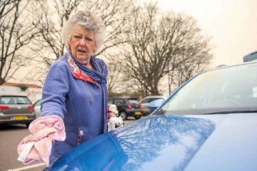 பிரித்தானியாவில் இரத்த மழை: அச்சம் மற்றும் குழப்பத்தில் மக்கள்