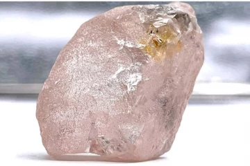 ஆபிரிக்காவில்  கண்டுபிடிக்கப்பட்ட அரியவகை வைரம் : வியந்த மக்கள்