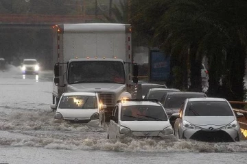 தொடர்ந்து தீவிரமடையும் மெலிசா புயல்: அவசரமாக வெளியேற்றப்படும் மக்கள்