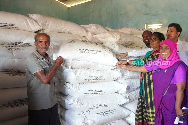 குறைந்த விலையில் விவசாயிகளுக்கு உரம் பகிர்ந்தளிப்பு (Photos) | Distribution Of Fertilizer To Farmers At Low Cost