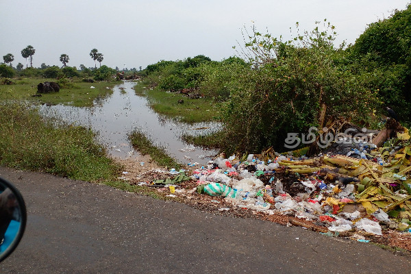 அதிகாரிகளின் அசமந்தப் போக்கு: தொற்றுநோய்கள் பரவக்கூடிய அபாயத்தில் மக்கள் (Photos) | Jaffna Local Authority Peoples