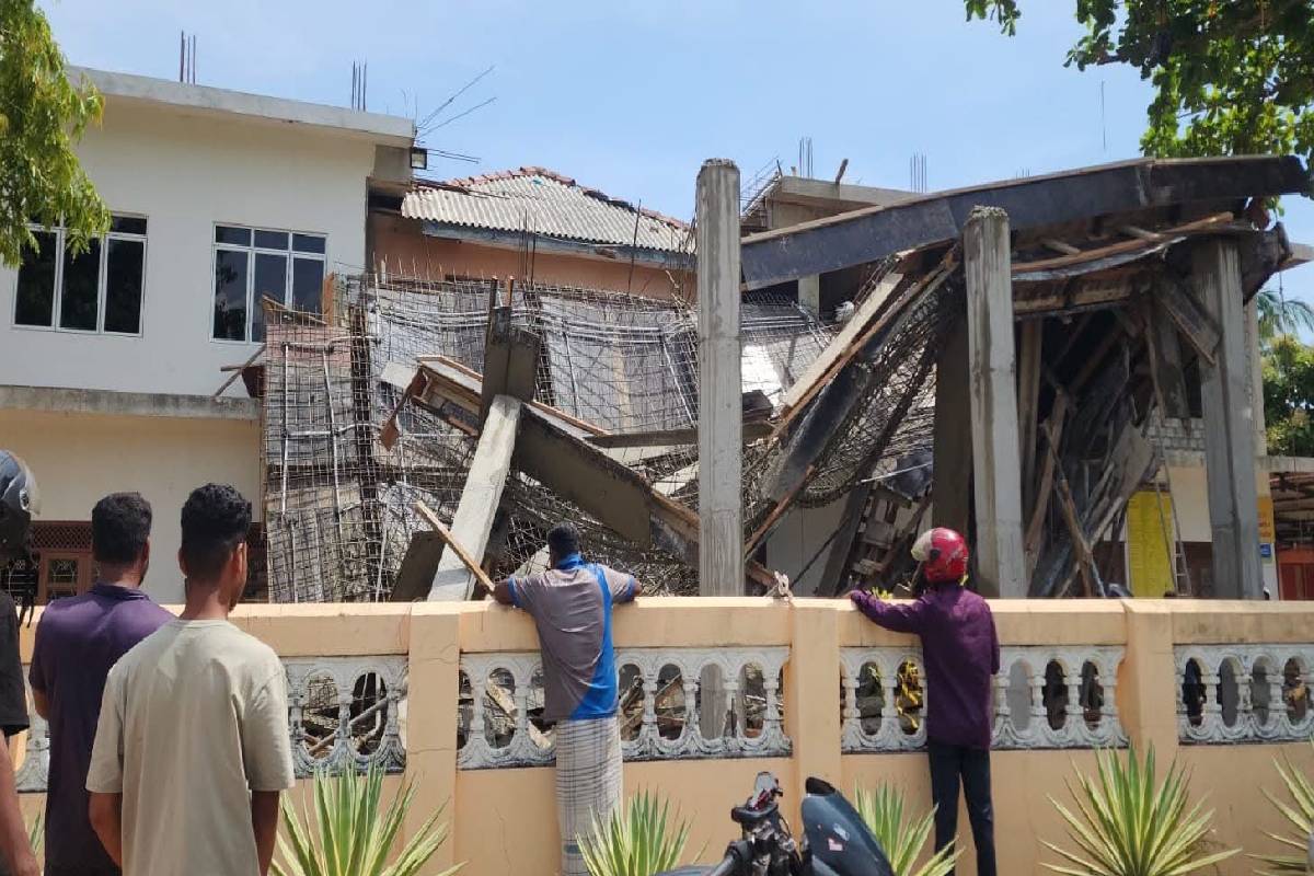 குச்சவெளி பிரதேச செயலக கட்டிடம் திடீரென இடிந்து வீழ்ந்ததால் அப்பகுதியில் பரபரப்பு | Kuchchaveli Divisional Building Collapsed