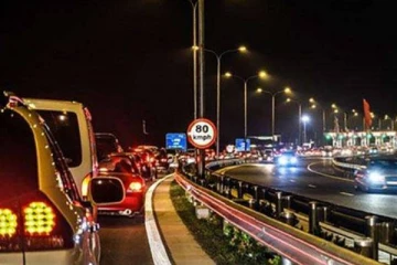 அதிவேக நெடுஞ்சாலையில் பயணிக்கும் சாரதிகளிடம் பொலிஸார் விடுத்துள்ள கோரிக்கை!