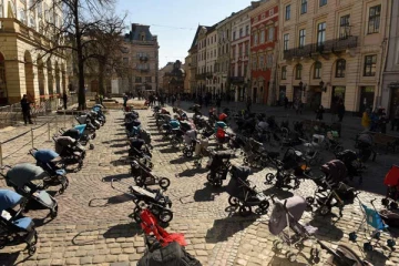 ரஷ்ய தாக்குதலில் உயிரிழந்த குழந்தைகளுக்கு லிவில் நகர மக்களின் மனதையுருக்கும் செயல்