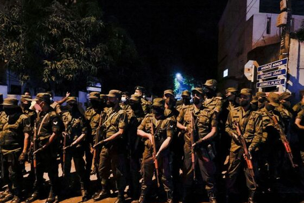 கொமாண்டோ பாதுகாப்பில் கோட்டாபய..! இருக்கும் இடத்தை தேடிச்சென்ற முக்கிய பிரமுகர்கள் (காணொளி) | Sri Lanka Former President Gotabaya Returned Sl
