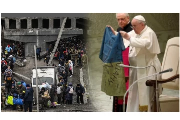 ரத்தம் கறை படிந்த உக்ரைன் நாட்டு தேசிய கொடியை மேடையில் உயர்த்திக் காட்டிய போப் பிரான்சிஸ் - ரஷ்யாவிற்கு கண்டனம்