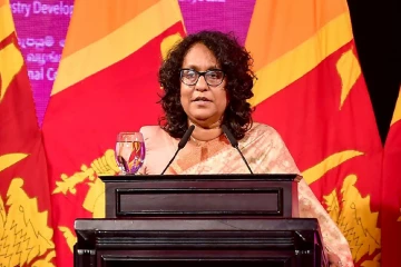 සියලුම ගුරුවරුන්ට අගමැතිනි හරිනිගෙන් විශේෂ පණිවිඩයක්