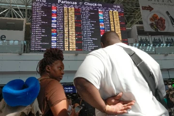 இத்தாலியில் 10 ஆயிரத்துக்கும் மேற்பட்ட ஊழியர்கள் வேலை நிறுத்தம்; விமான பயணிகள் அவதி!