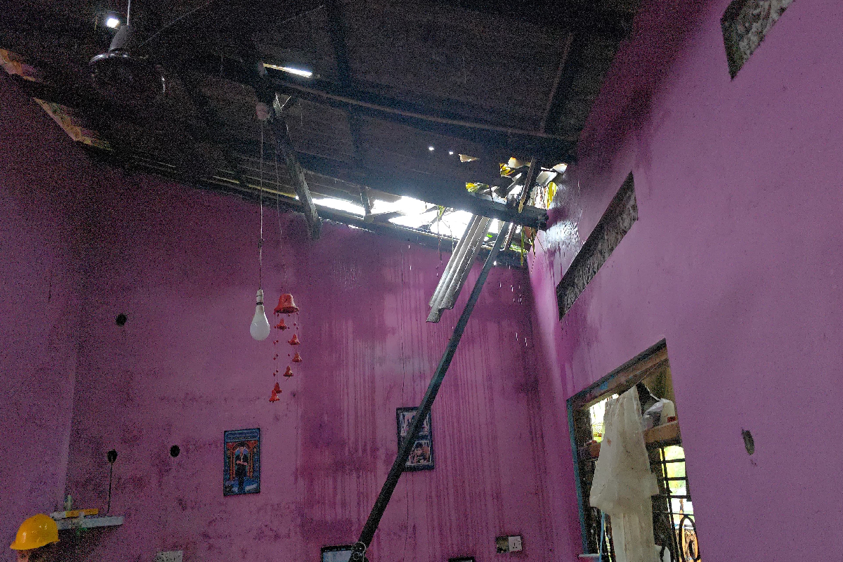 நள்ளிரவில் தாக்கிய இடி மின்னல்; மன்னாரில் வீடுகள் சேதம்! | Houses Damaged In Mannar Due To A Lightning Strike