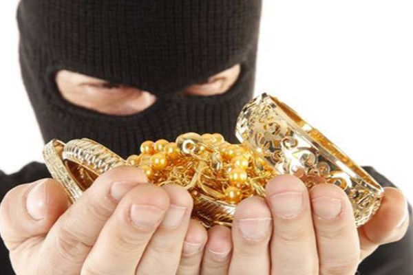 பிரதி பொலிஸ்மா அதிபரின் வீட்டில் கொள்ளை! | Robbery At The Deputy Inspector General S House
