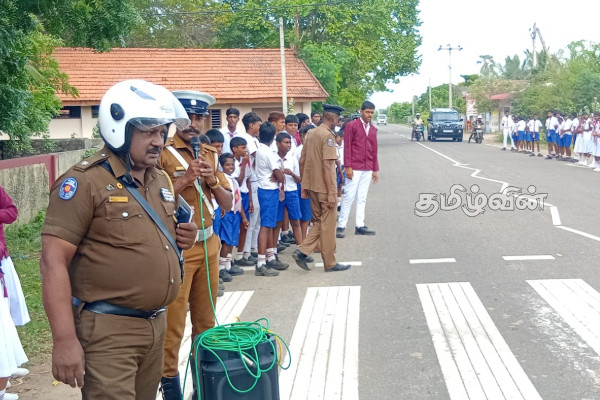 வேலணை மத்தியின் மாணவர்களுக்கு பொலிஸாரால் முன்னெடுக்கப்பட்ட வீதி போக்குவரத்து விழிப்புணர்வு! | Road Traffic Awareness Jaffna