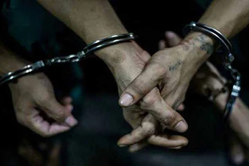 හොර රහසේ මැණික් ගැරූ හතරක් බඩුත් එක්කම අත්අඩංගුවට