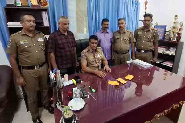 மட்டக்களப்பில் பெண்கள் இருவரின் மோசமான செயல் | Young Woman Caught With Ice Drugs In Batticaloa