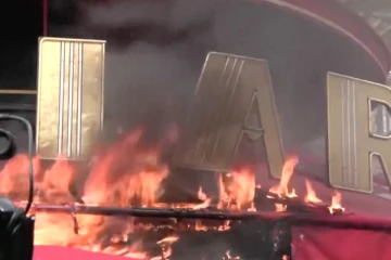 විරෝධතාකරුවන්ගෙන් ජනපතිගේ ප්‍රියතම අවන්හලට ප්‍රහාර - (VIDEO)