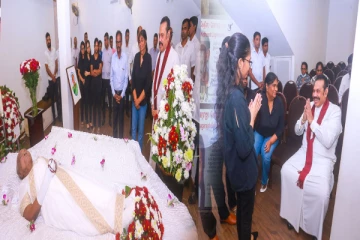 மறைந்த வடமாகாண ஆளுநரின் தாயாரிற்கு அஞ்சலி செலுத்திய மகிந்த (Photos)