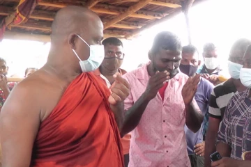 தமிழ் அரசியல்வாதிகளின் பாராமுகம்; தேரரிடம் சரணடைந்த  மட்டக்களப்பு மக்கள்!