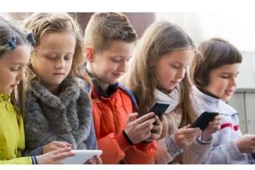 குழந்தைகள் மொபைல், டிவி பார்க்க தடை.. அரசின் அதிரடி உத்தரவு - எங்க தெரியுமா?