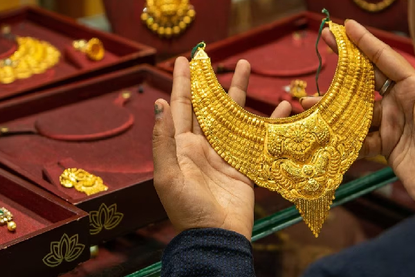 அதிரடியாக குறைந்த தங்கம் விலை; நகைப்பிரியர்கள் ஹேப்பி! | Dramatically Low Gold Prices Happy Jewelers