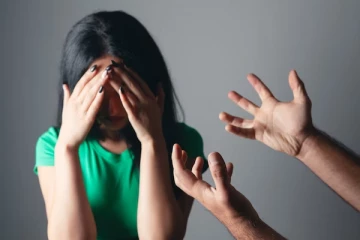 யாழில் கணவனுக்கு தெரியாது ரகசிய டீல்; பொலிஸார் கண்முன் அரங்கேறிய சம்பவத்தால் அதிர்ச்சி!