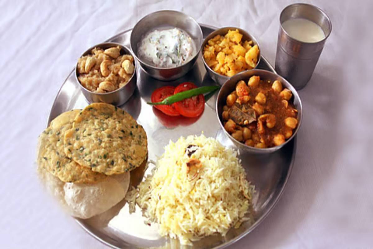 42 வயதில் கட்டழகுடன் த்ரிஷா - 3 வேளை சாப்பாட்டோடு இதையும் குடிப்பாராம் | Trisha Krishnanan Diet Fitness Secret 42 Years Old