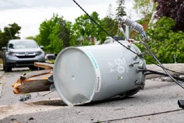 இன்னும் இரண்டரை லட்சம் மக்கள் இருளில்: பாடசாலைகளை மூடிய கனேடிய நகரம்