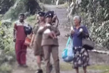 කුඩා දරුවෙකුට බිළිදියක් අතට දී පළා ගිය පාපතර පියා..ප්