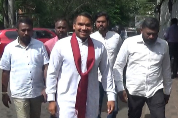 மகிந்த, நாமலுக்கு நெருக்கடியை ஏற்படுத்தியுள்ள ரணில் - ராஜபக்ச குடும்பத்திற்குள் குழப்பம் | Namal And Mahind In Struggle Because Of Ranil