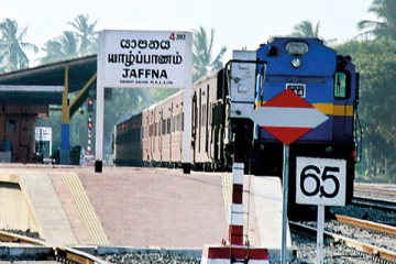 நடமாடும் மதுசாலையாக மாறிய யாழ்ப்பாண தொடருந்து சேவை